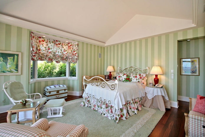 cortinas florais em um quarto no estilo provençal