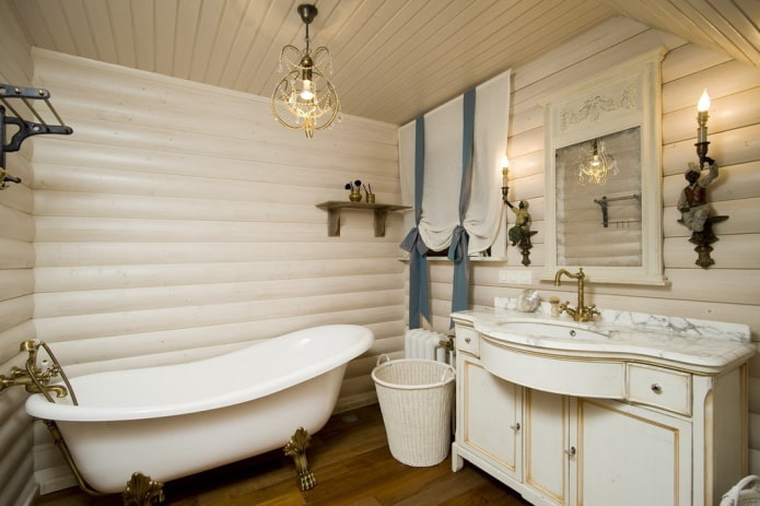 cortinas curtas no banheiro em uma casa de madeira