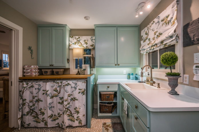 cortinas com pássaros na cozinha no estilo provençal