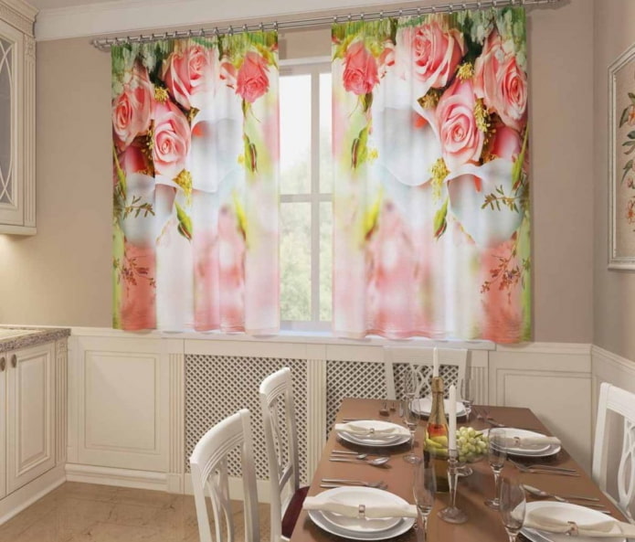 cortinas fotográficas com flores em uma cozinha no estilo provençal