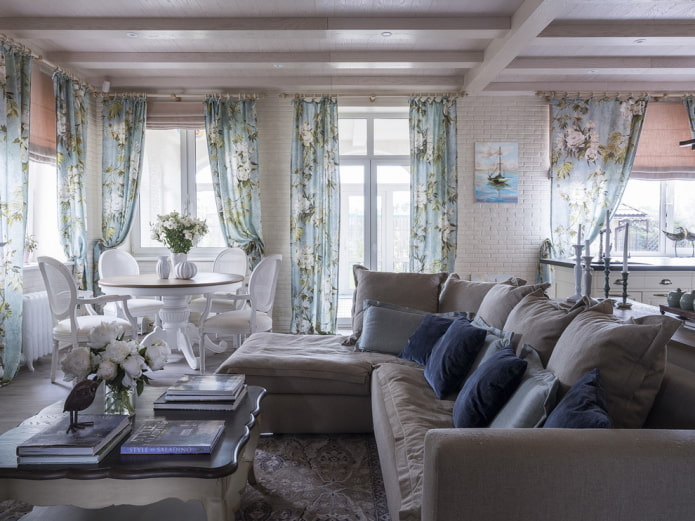 cortinas na sala de estar no estilo provençal
