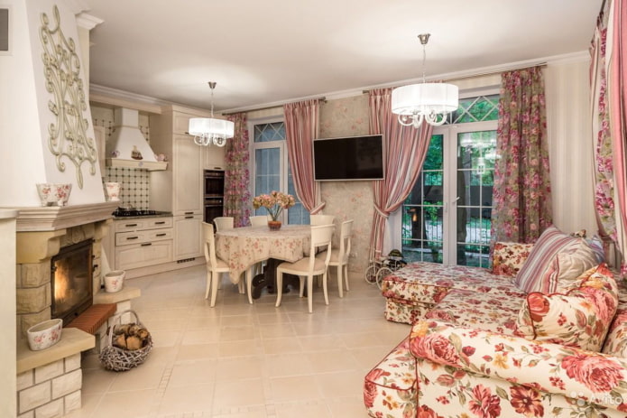 cortinas em combinação com um sofá no estilo provençal