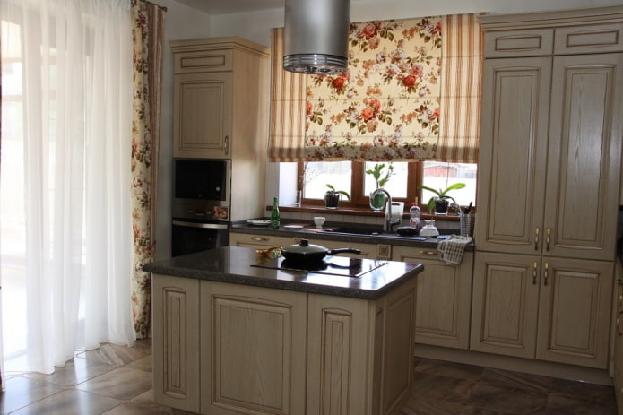 cortinas de diferentes comprimentos no estilo provençal