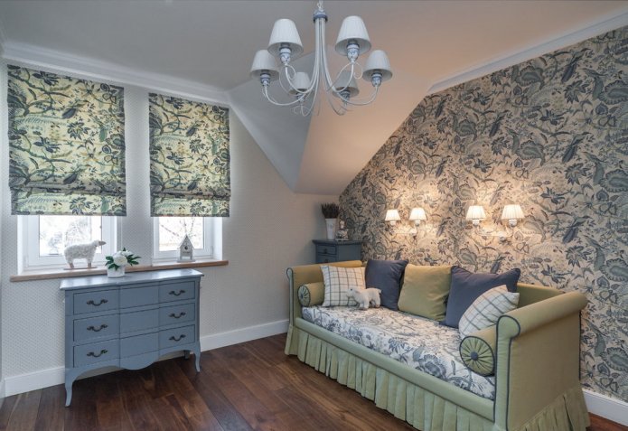 Cortinas romanas em um quarto de bebê no estilo provençal