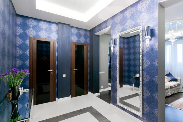 papel de parede azul no corredor