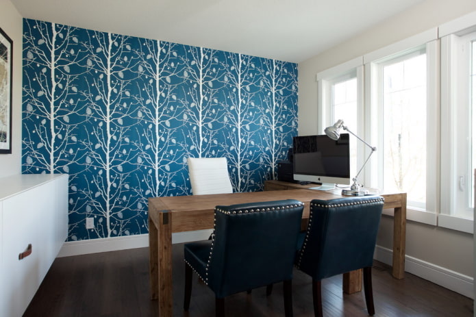 escritório com papel de parede em tons de azul
