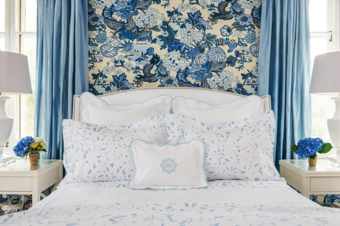 Papel de parede azul e bege no quarto