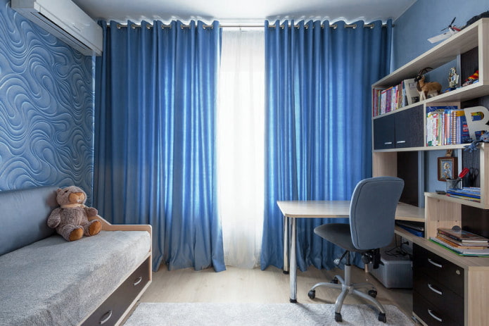cortinas azuis no quarto de uma criança