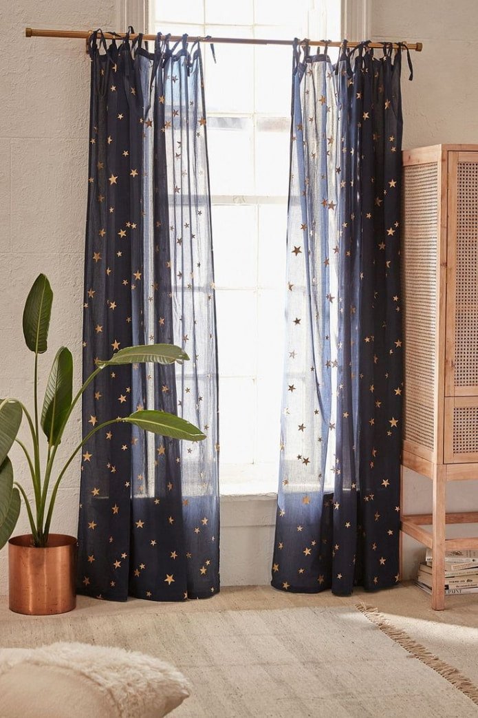 cortinas azuis com estrelas