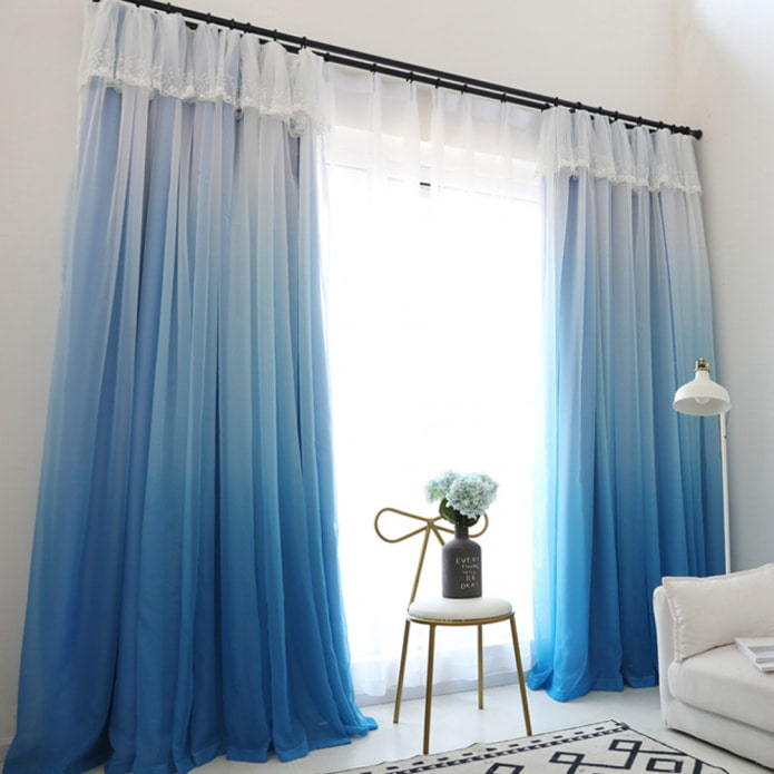 gradiente branco e azul em cortinas