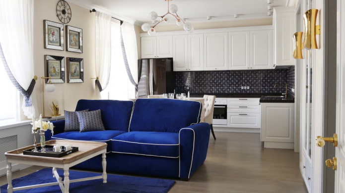 sofá azul no interior da cozinha e sala de estar