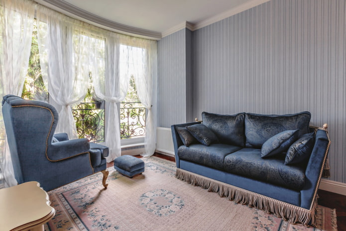 sofá azul em estilo neoclássico