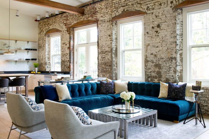 sofá azul em estilo loft