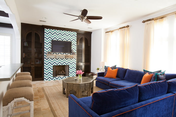 sofá azul em estilo oriental