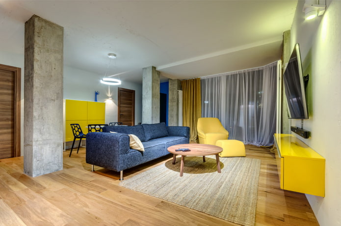 sofá azul no interior da sala de estar
