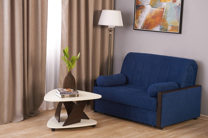 sofá sanfonado azul no interior