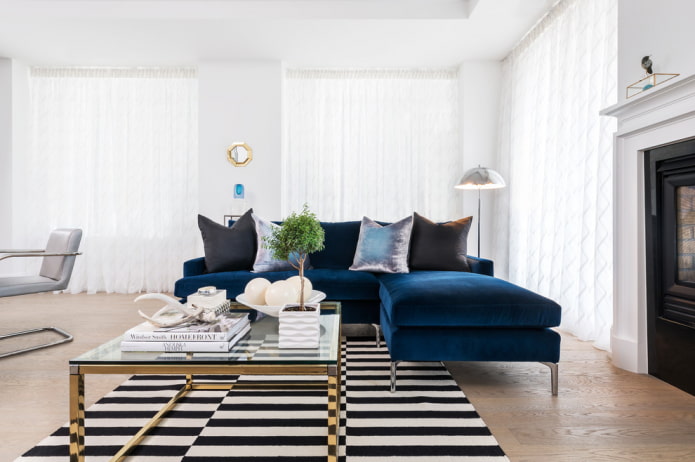 sofá azul combinado com cortinas