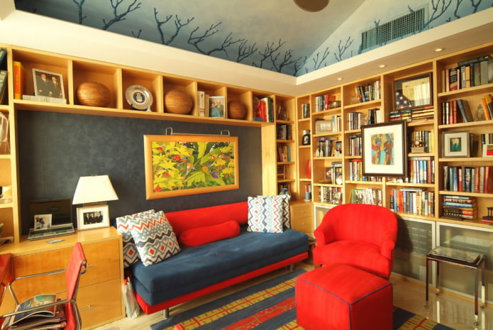 sofá azul e vermelho no interior