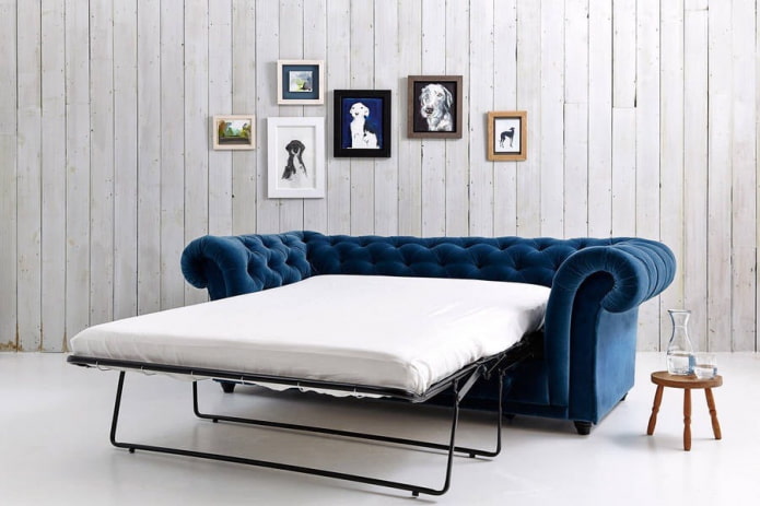 sofá-cama azul no interior