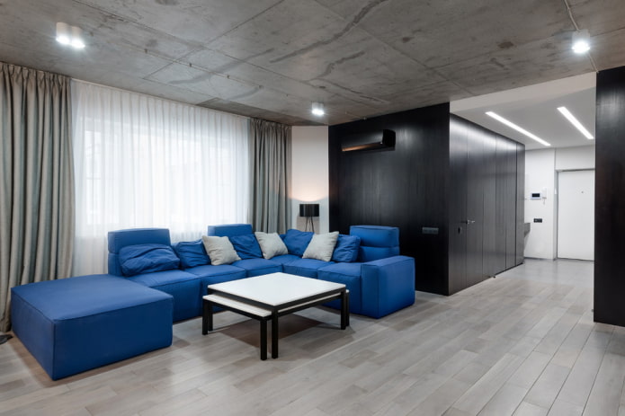 sofá modular azul no interior