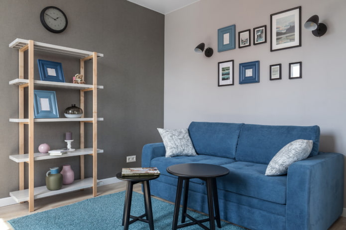 pequeno sofá azul no interior