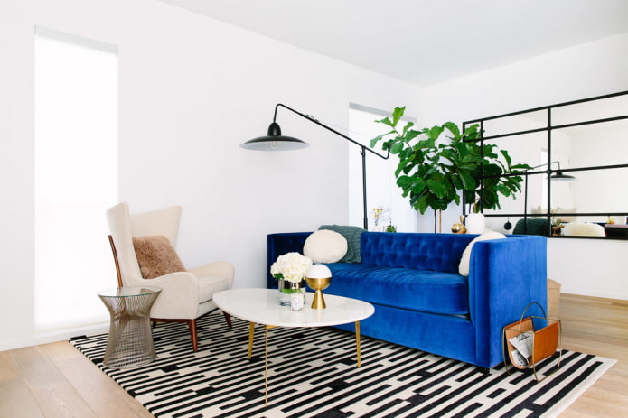 pequeno sofá azul no interior