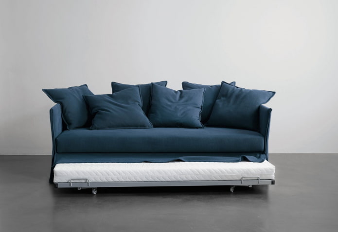sofá retrátil azul no interior