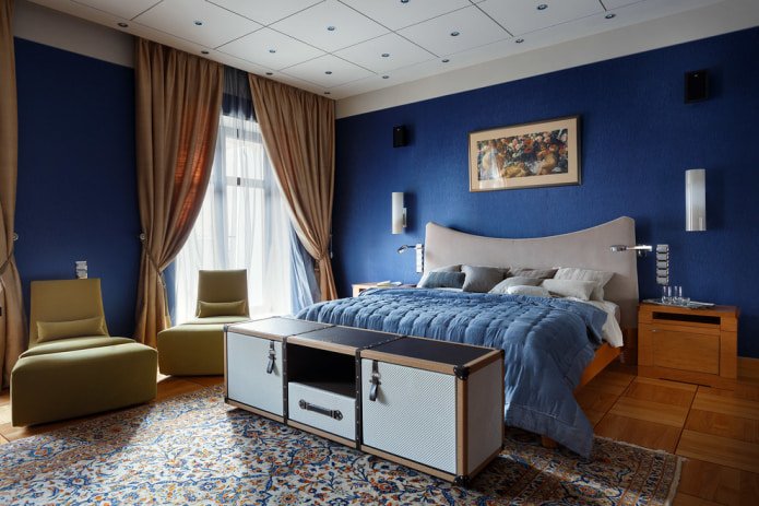 cobertor azul na cama