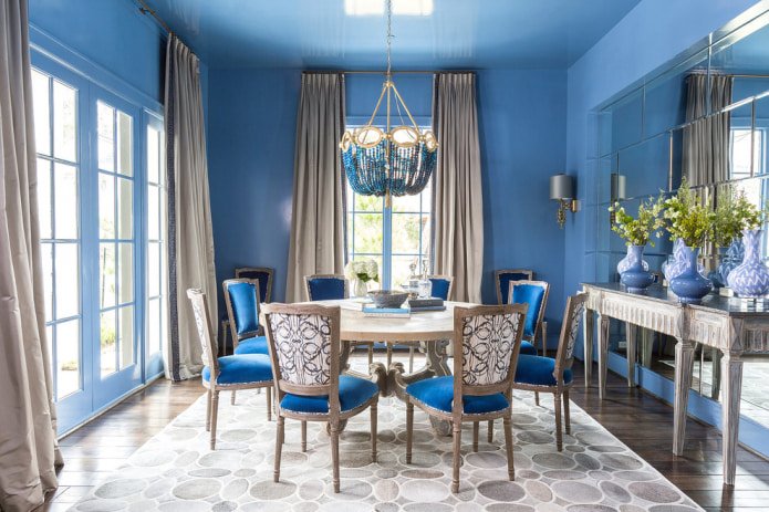 Sala de jantar azul e marrom