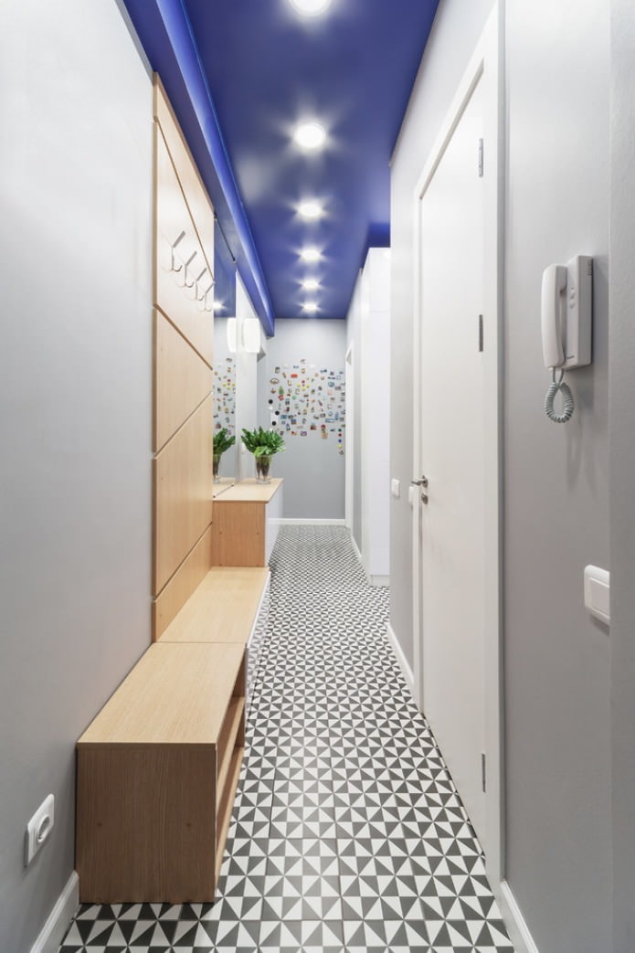 Corredor com teto azul