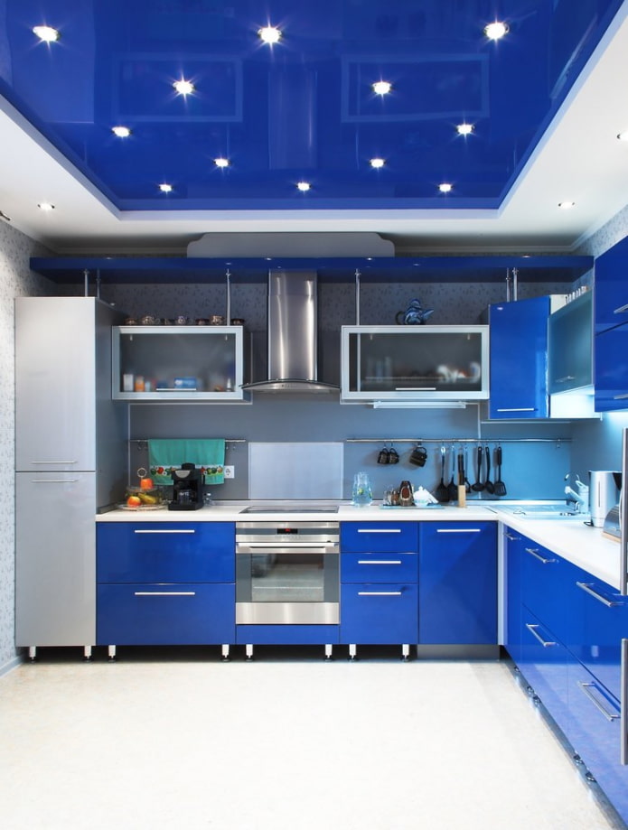 teto tenso azul na cozinha