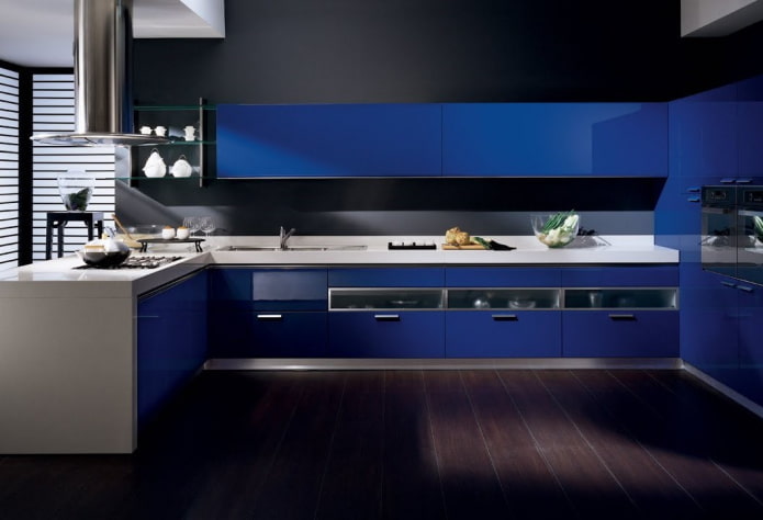 interior da cozinha em tons de preto e azul