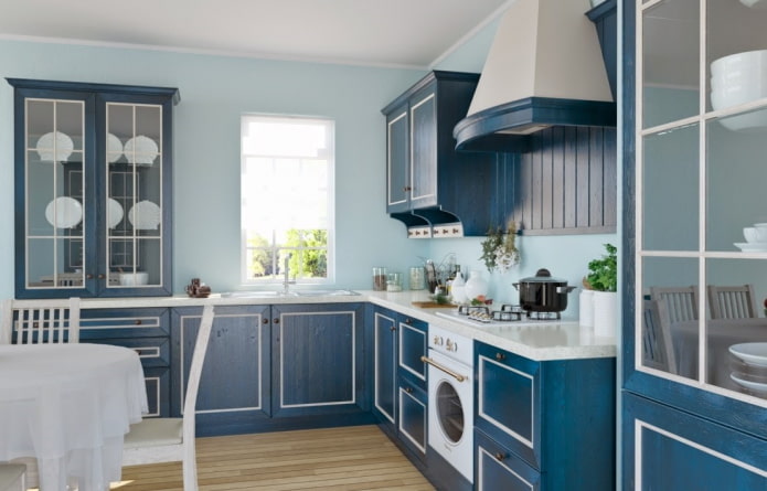 interior da cozinha em tons de azul e azul claro