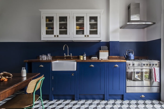 interior de cozinha em tons de azul e branco
