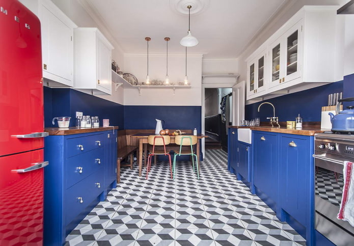 interior da cozinha em tons de azul com detalhes brilhantes