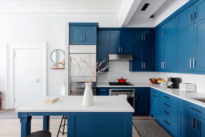 interior da cozinha em tons de azul e branco