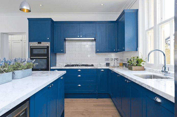 interior da cozinha em tons de azul e branco