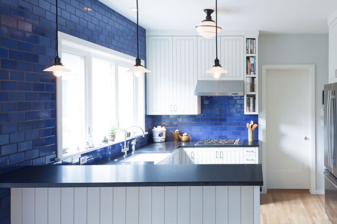 interior da cozinha em tons de azul e branco