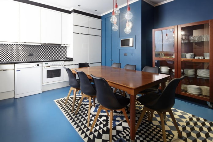 área de jantar em um interior de cozinha em tons de azul