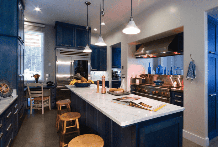 área de trabalho no interior da cozinha em tons de azul