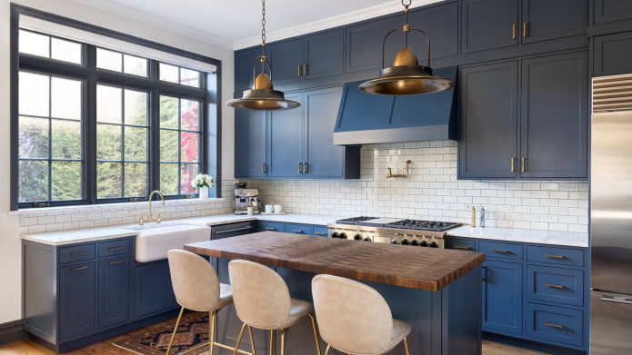 área de trabalho no interior da cozinha em tons de azul