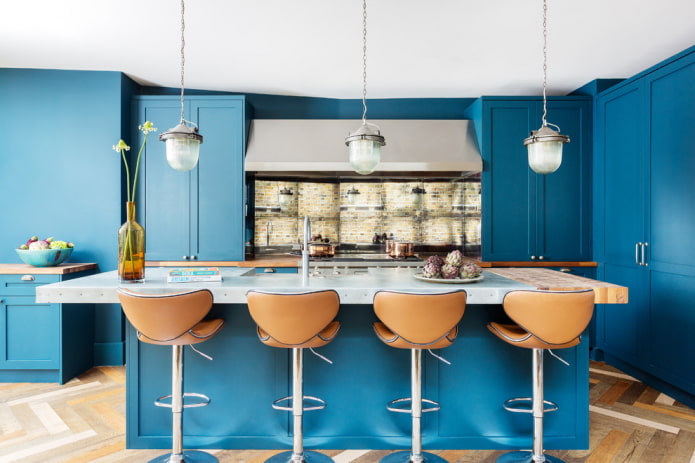decoração e iluminação no interior da cozinha em tons de azul