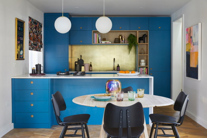 decoração e iluminação no interior da cozinha em tons de azul