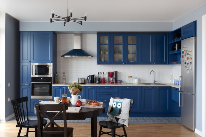 área de jantar no interior da cozinha em tons de azul