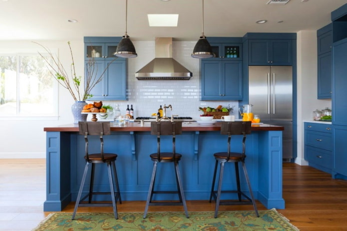cozinha em tons de azul no estilo escandinavo