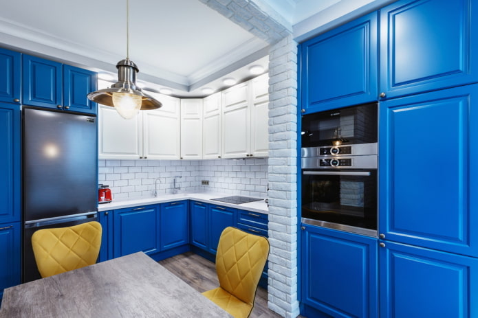 cozinha em tons de azul em estilo loft