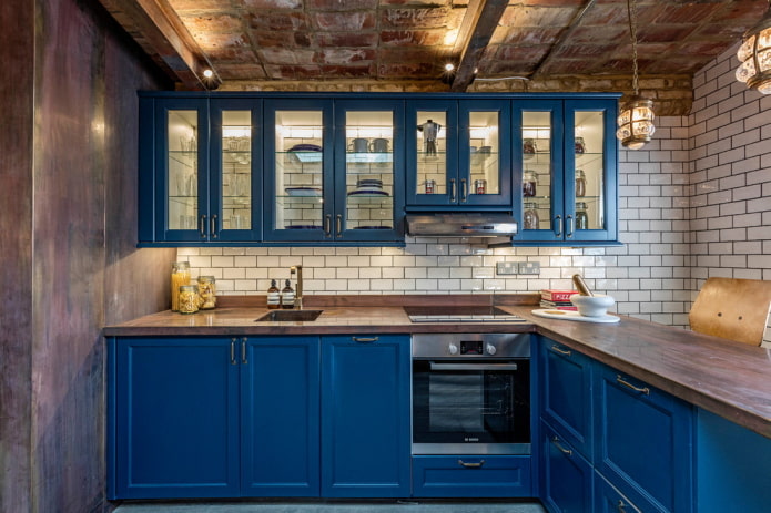 cozinha em tons de azul em estilo loft