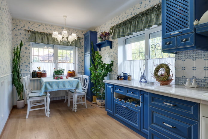 cozinha em tons de azul no estilo provençal