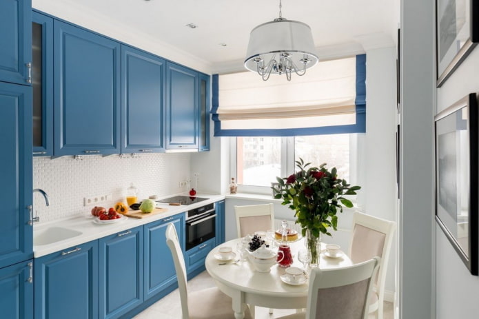 têxteis no interior da cozinha em tons de azul