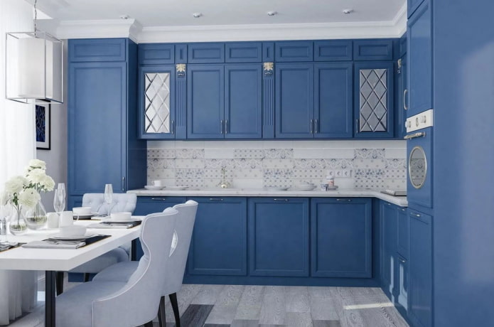 cozinha em tons de azul em estilo neoclássico